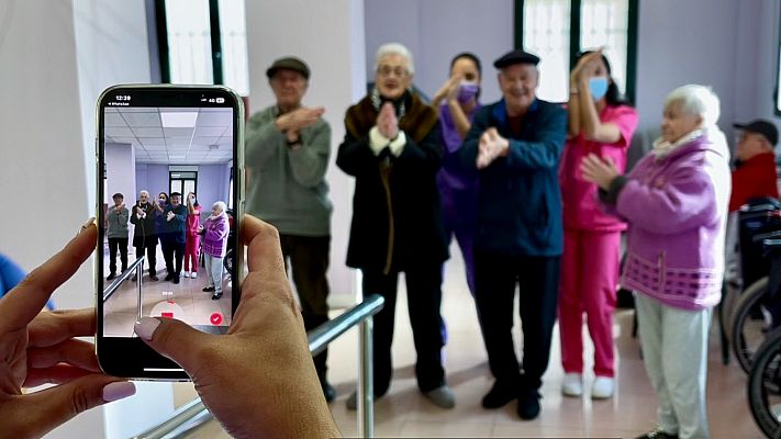 Telediario 1 - Los usuarios del Centro de Día 'Luz de Luna' se convierten en estrellas de Tik Tok