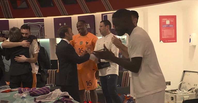 Telediario Matinal - Los jugadores de Francia celebraron con Macron en el vestuario el pase a la final del Mundial
