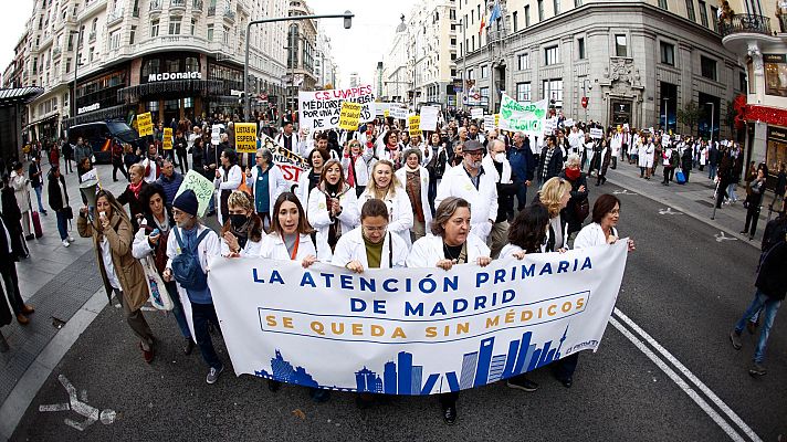 Telediario 2 - Médicos y pediatras se encierran en la Consejería de Sanidad de Madrid para demostrar que están "dispuestos a negociar"