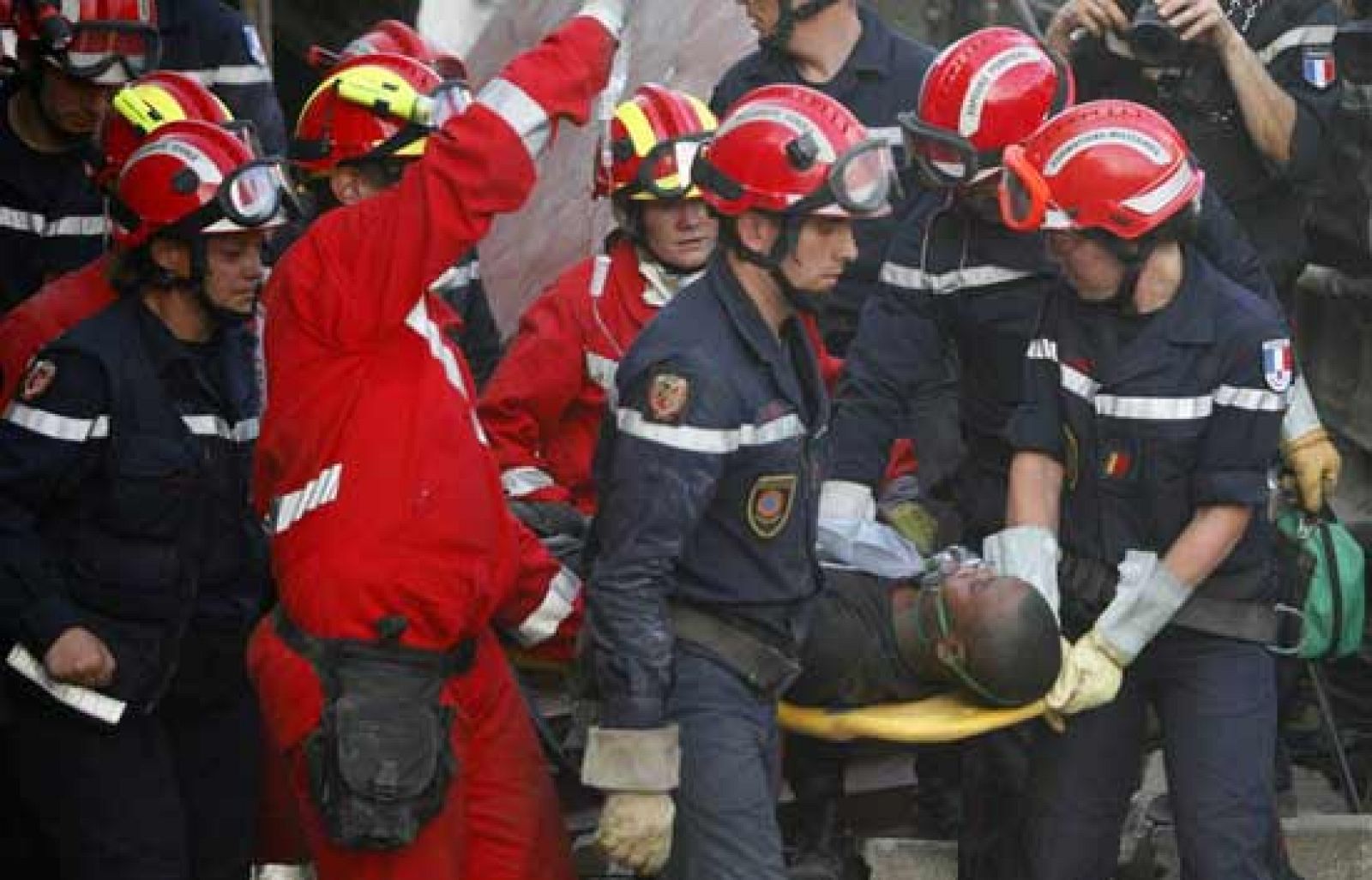 Rescatan a un joven tras pasar 11 días sepultado por el terremoto | Ver