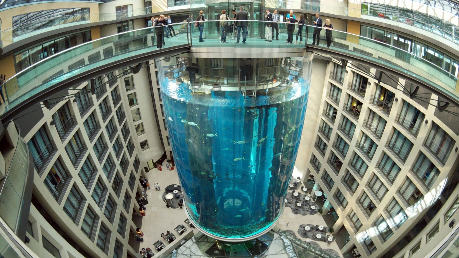 Más de 1.500 peces y un millón de litros de agua: así era el acuario cilíndrico más grande del mundo