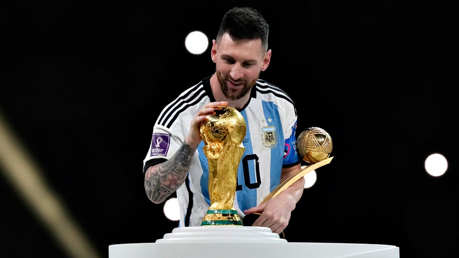 Messi recibe la Copa del Mundo ataviado con una bata típica de Catar