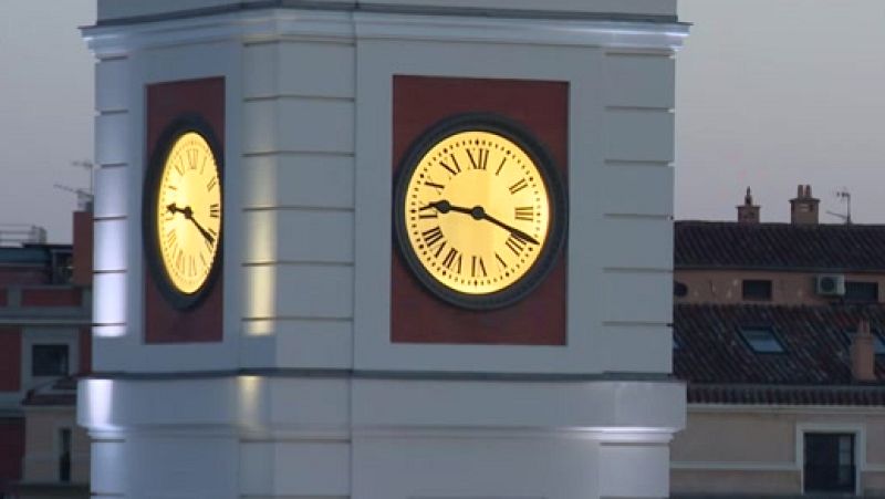 El reloj de la Puerta del Sol de Madrid se prepara para las campanadas | Ver