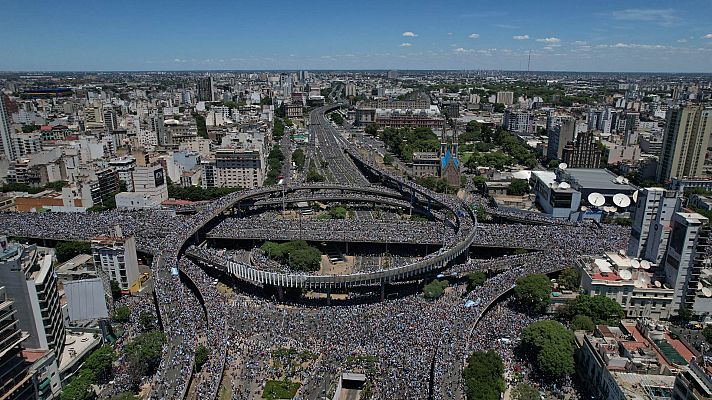Informativo 24h - La multitud desborda la fiesta de los campeones en Argentina