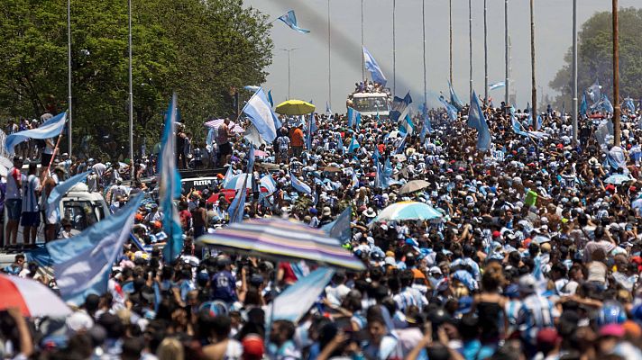 Telediario 2 - Millones de argentinos desbordan la rúa de los campeones