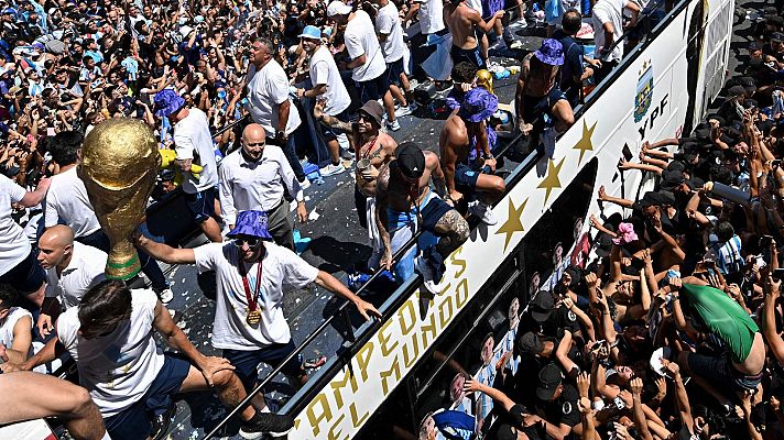 Telediario Matinal - Dos hinchas se tiran desde un puente hasta el autobús de los jugadores de Argentina