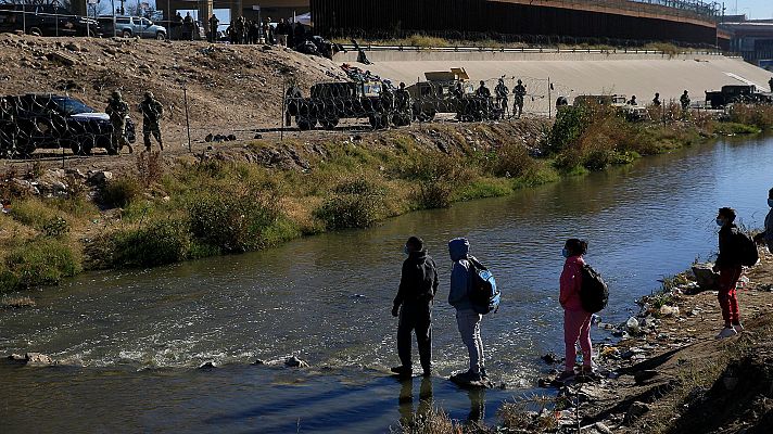 Telediario 2 - El Supremo de Estados Unidos prorroga la norma que permite las 'devoluciones en caliente' de personas migrantes