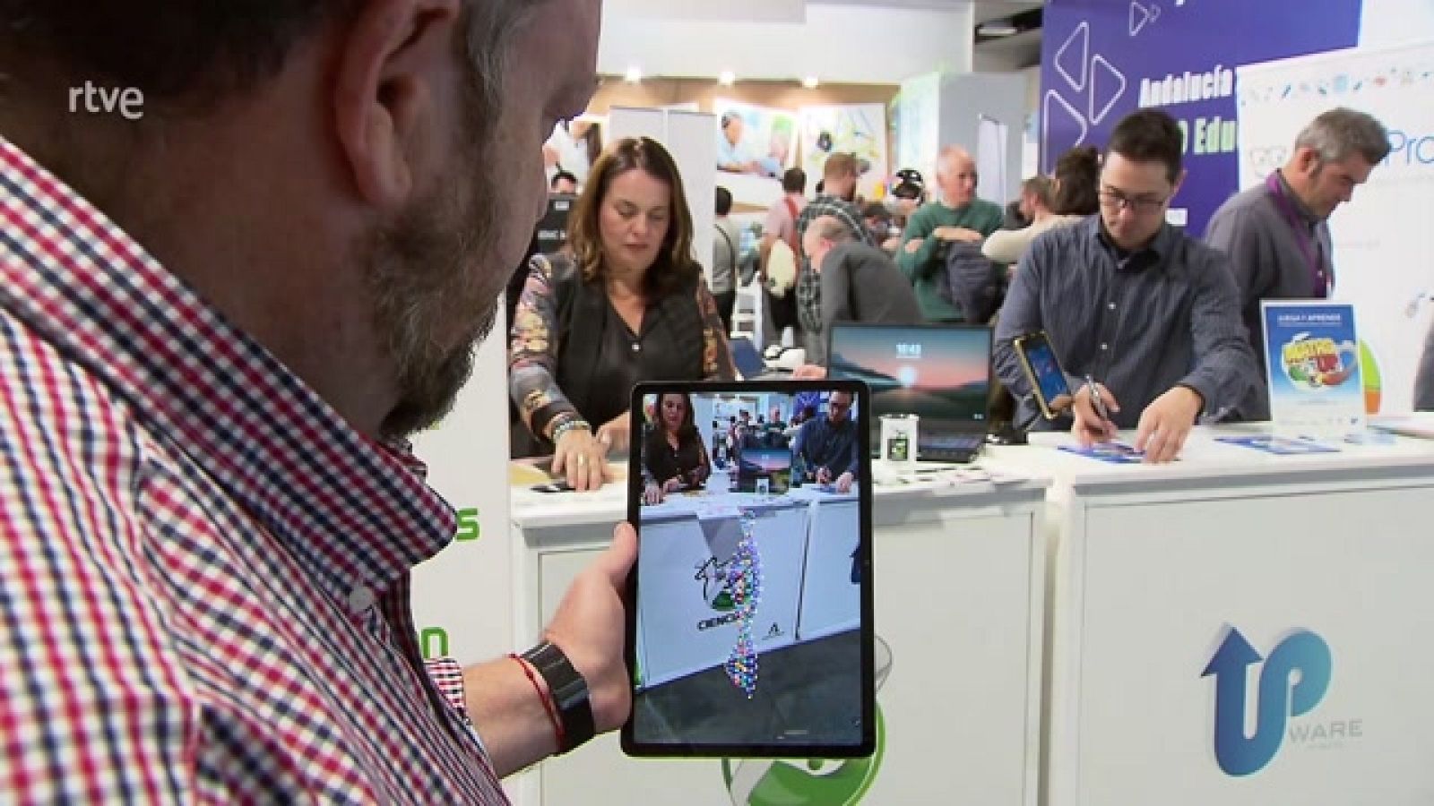 Bajo el lema 'Del aula digital al metaverso¿, la feria SIMO Educación reunió a miles de profesores para mostrar los últimos avances en tecnología e innovación al servicio de la actividad docente y la gestión de los centros educativos.