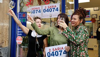 El 4.074, el segundo premio reparte suerte en un bar de Mung�a y una guarder�a de Ger