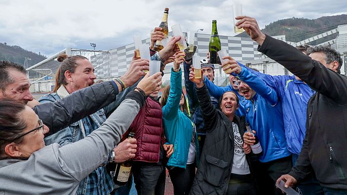 Telediario 1 - El Gordo de la Lotería de Navidad 2022 deja en un club de atletismo la mayor parte del premio vendido en Moreda de Aller
