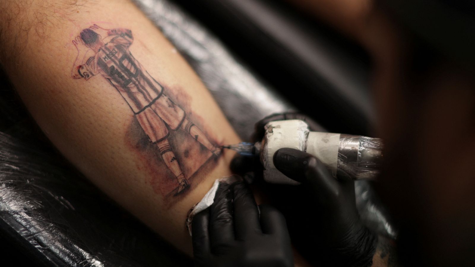 Tatuajes, cánticos y murales son algunas formas de demostrar la devoción por Messi