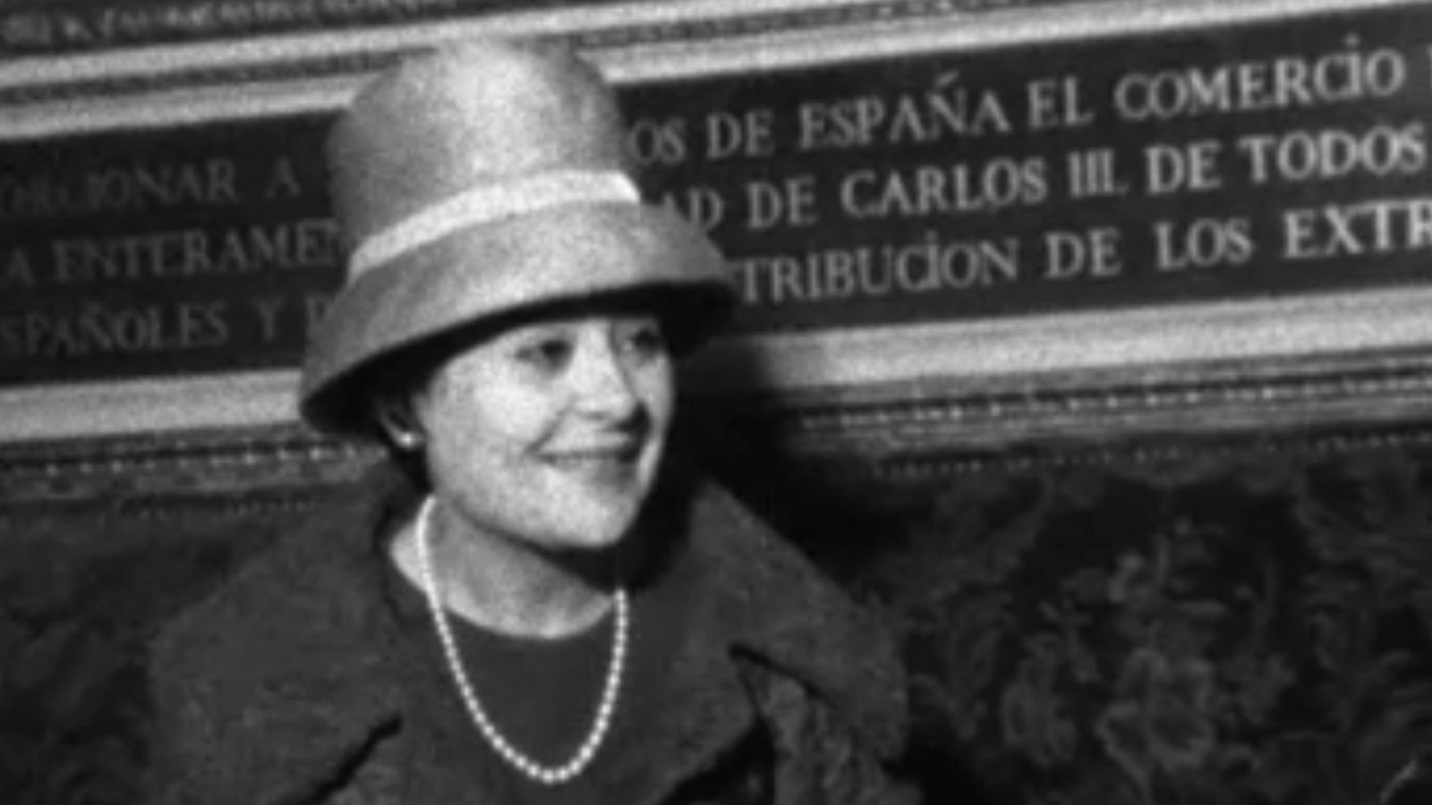 La soprano Victoria de los Ángeles dona un cheque para los afectados por las riadas de 1962