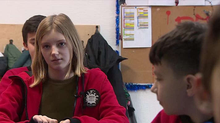 Telediario 2 - Ir a clase en un país en guerra: los colegios con refugio siguen abiertos en Ucrania