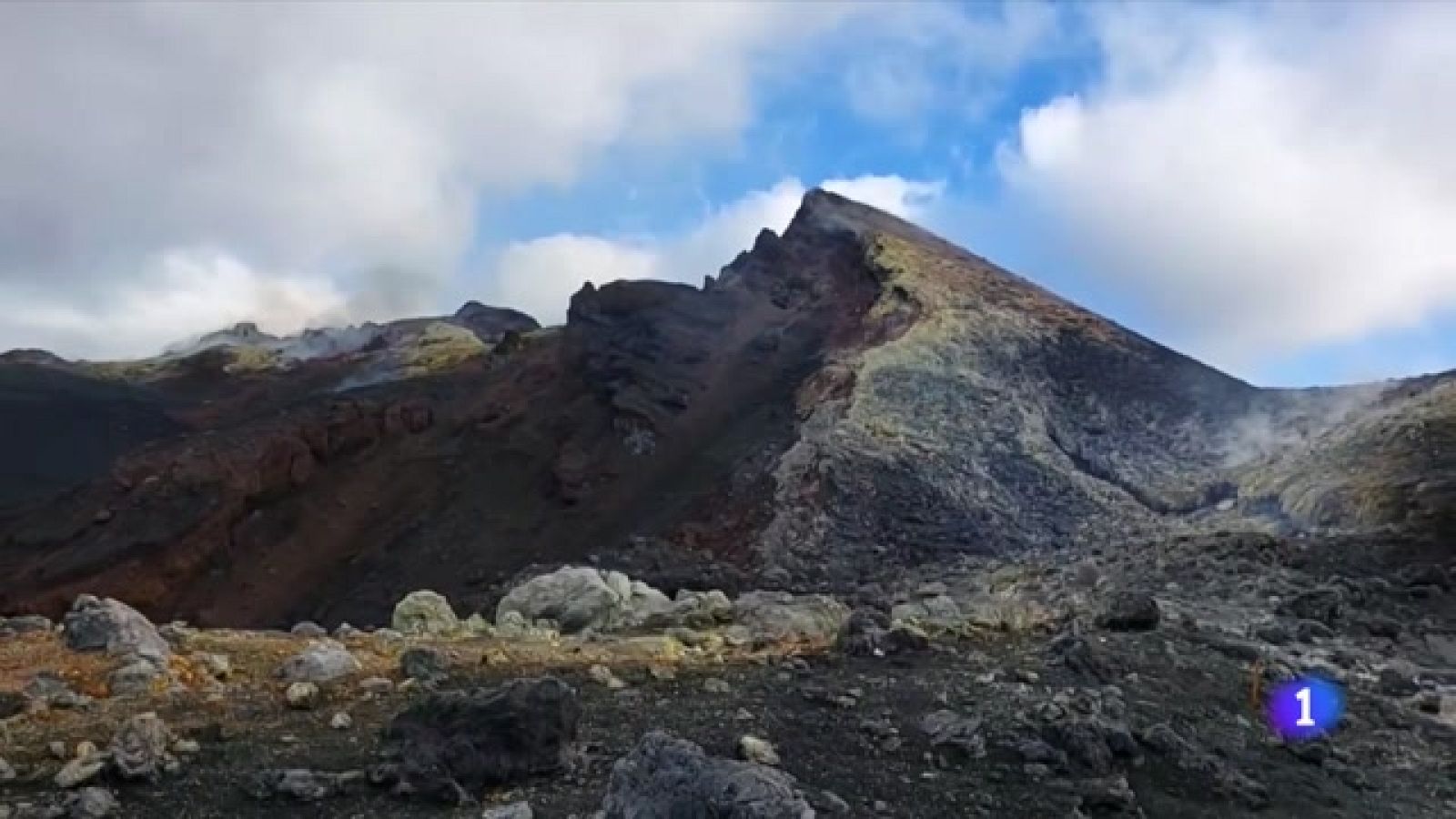 Un año del volcán de La Palma: continúan los gases tóxicos y 1.500 personas siguen fuera de sus casas o trabajos