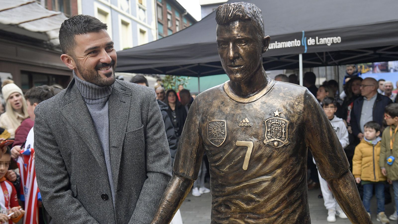 David Villa ya tiene una estatua en su honor - ver ahora