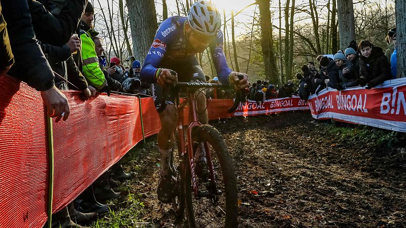 Van der Poel derrota a Van Aert y Pidcock en Gavere