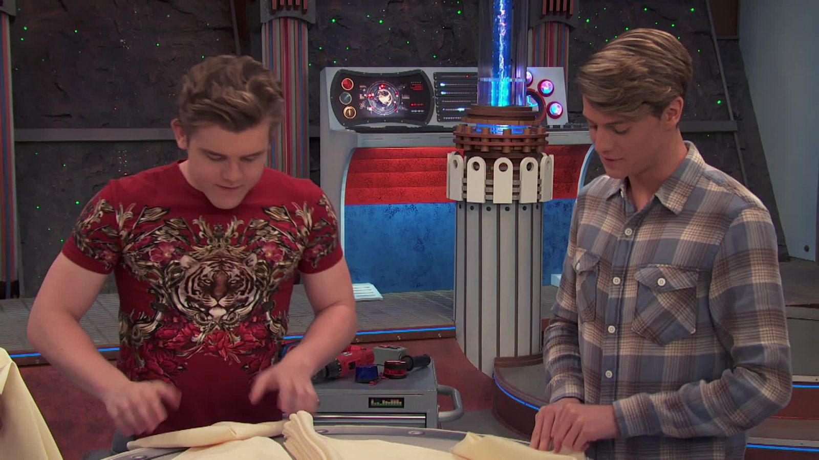 El muro de EnvyGram - Henry Danger | Ver