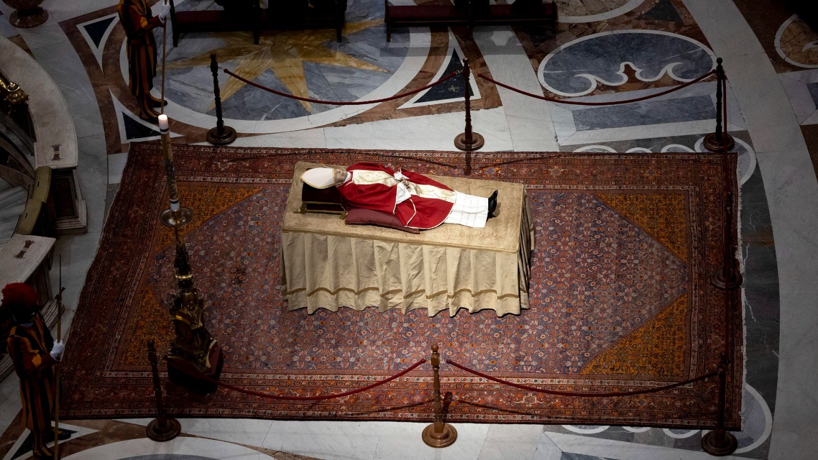 Con casulla pero sin palio: la indumentaria de Benedicto XVI | Ver