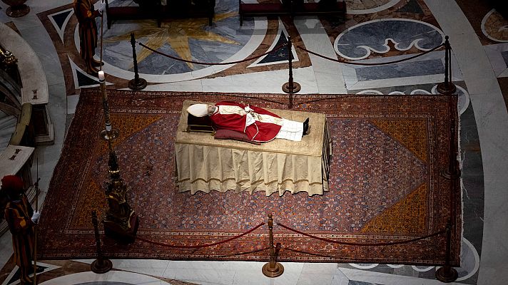 Telediario 1 - Con casulla y mitra, pero sin zapatos rojos: una indumentaria distinta para el funeral de Benedicto XVI