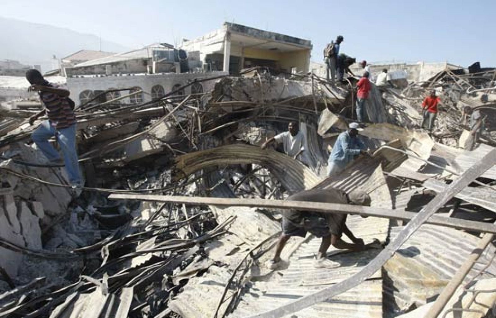 A los vertederos de Puerto Príncipe llegan camiones cargados de escombros, basura y cadáveres | Ver