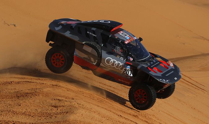 Telediario 1 - Sainz sufre un nuevo accidente y se queda sin opciones de ganar el Dakar