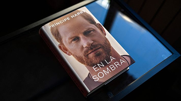 Telediario Fin de Semana - La familia real británica mantiene su silencio tras las filtraciones de las memorias del príncipe Harry