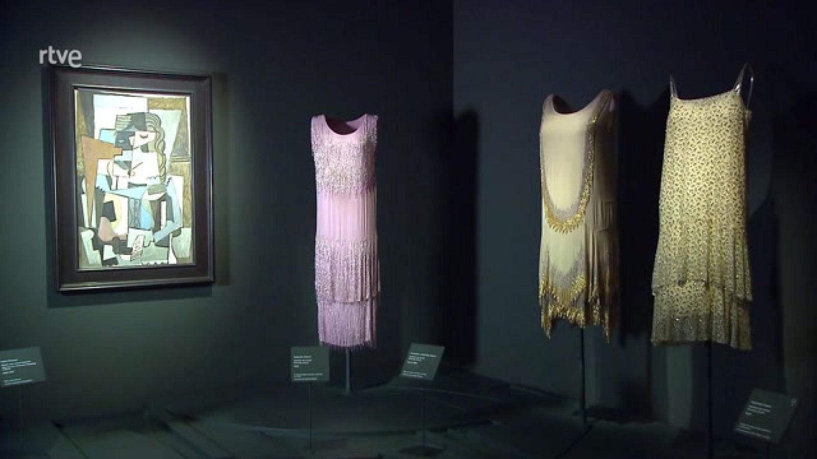 Hasta el 15 de enero, el Museo Thyssen-Bornemisza nos permite sumergirnos en el universo creativo de dos grandes iconos del siglo XX, Picasso y Chanel. La exposición explora las relaciones e influencias mutuas entre el pintor y la diseñadora.