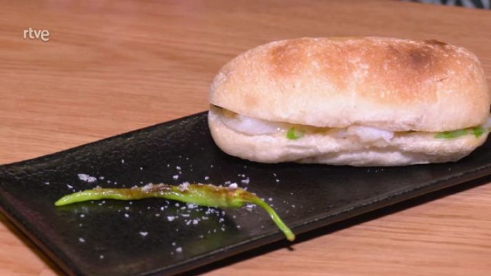 Aquí la Tierra - Receta de bocadillo con merluza ahumada en salsa verde