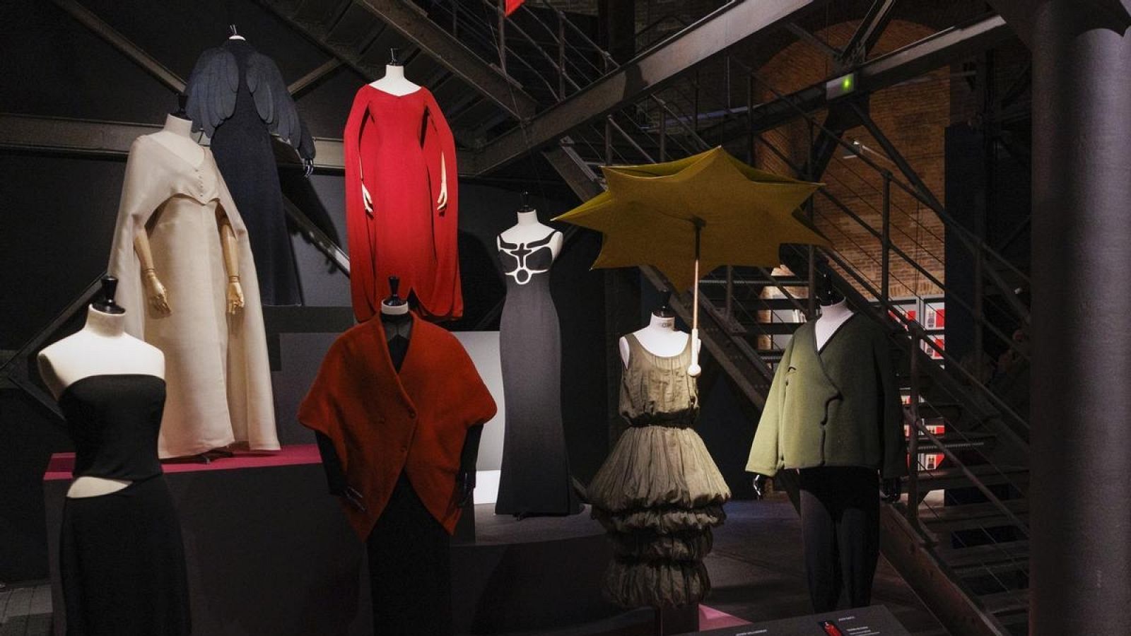 Una exposición repasa los 40 años de Sybilla en el mundo de la moda | Ver