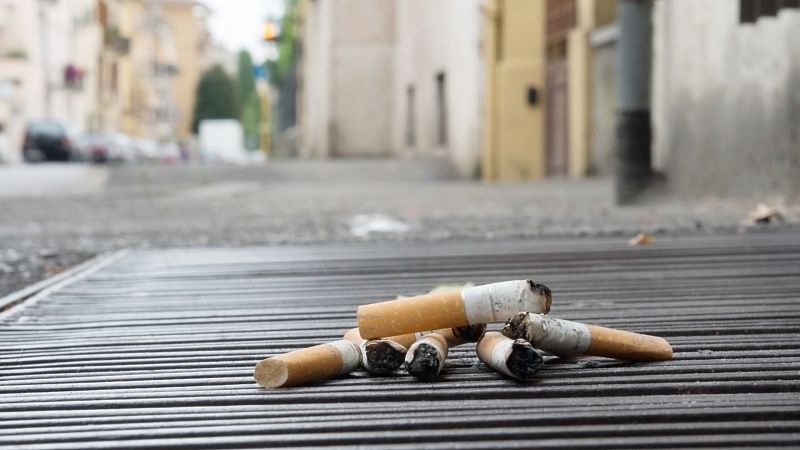 La limpieza de colillas en la calle, una asignatura pendiente | Ver