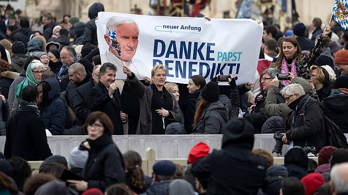 Telediario 1 - El secretario de Benedicto XVI desata una tormenta en el Vaticano con su libro sobre la relación de los dos papas