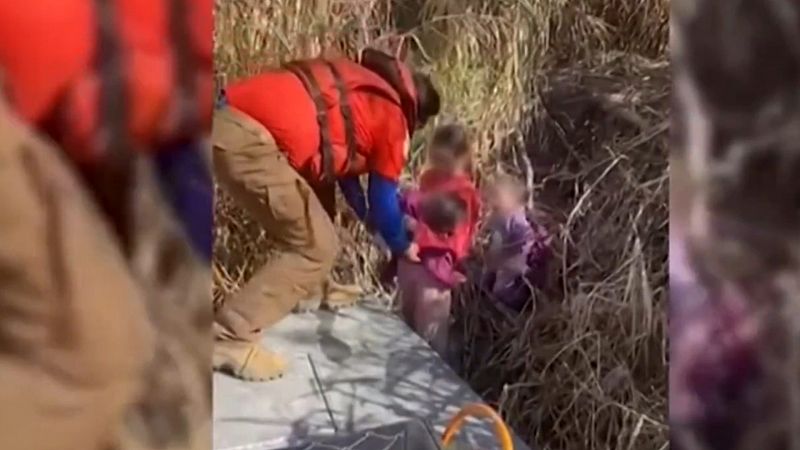 Rescate de tres niñas abandonadas en la frontera México-EE.UU. | Ver