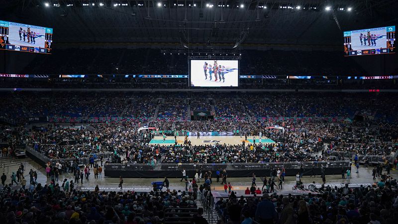 La NBA bate su récord de asistencia en un Spurs-Warriors - ver ahora