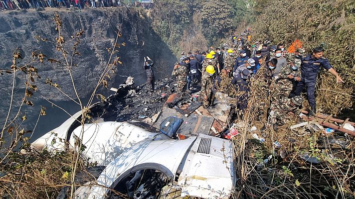 Informativo 24h - Decenas de muertos al estrellarse un avión en Nepal