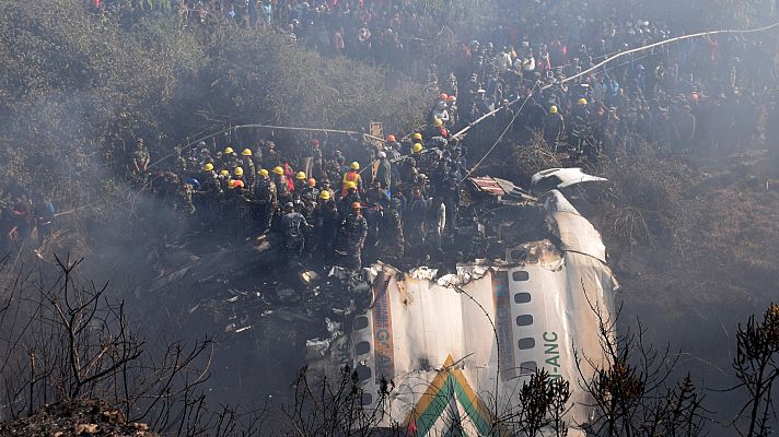 Telediario Fin de Semana - Al menos 68 muertos al estrellarse un avión en Nepal