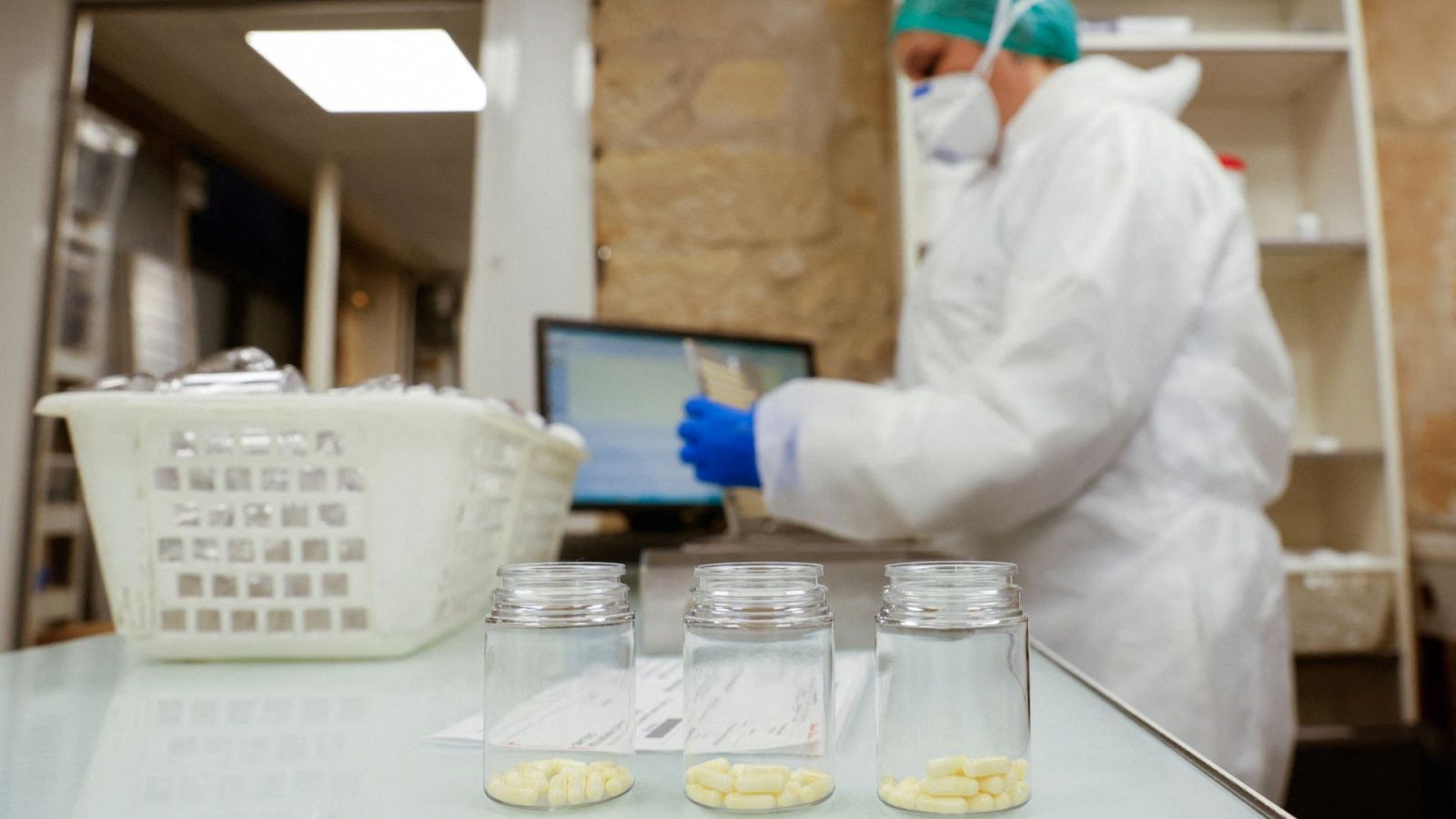 Las farmacias francesas fabrican medicamentos para hacer frente a la escasez