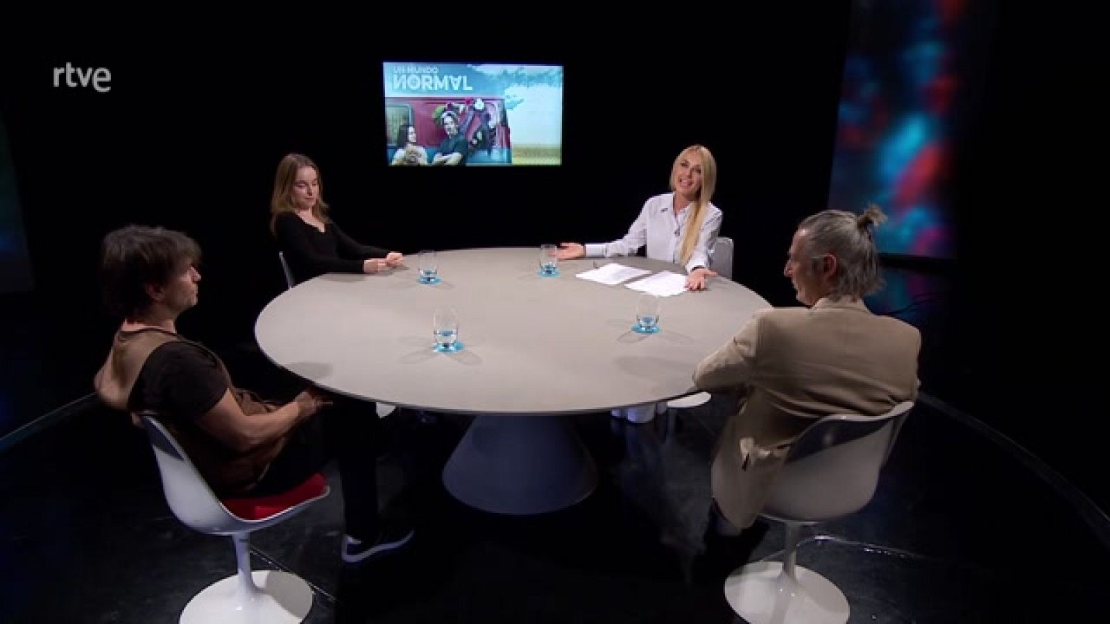 Versión española - Coloquio: Un mundo normal - ver ahora