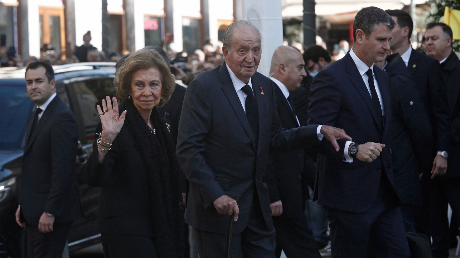Juan Carlos y Felipe se reencuentran en el funeral de Constantino II | Ver