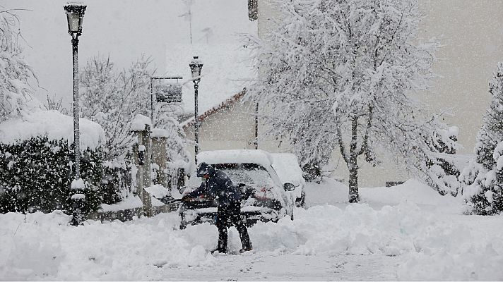 Telediario 1 - El primer día de la borrasca Gérard deja fuertes vientos, nieve, lluvia y oleaje