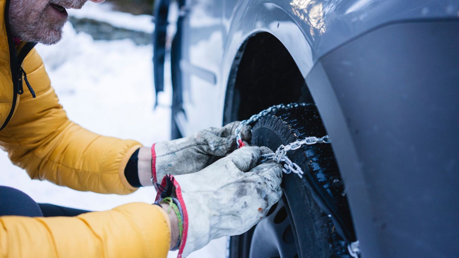 ¿Cómo se colocan las cadenas del coche?, buscar un lugar seguro y usar guantes entre los consejos - Ver ahora