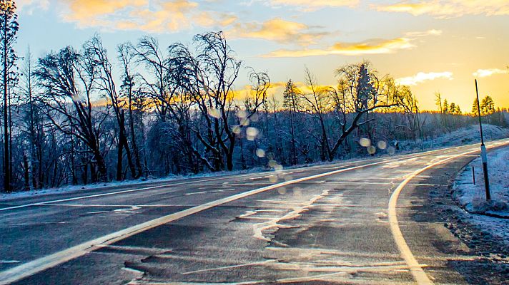 Hablando claro - Aumentar la distancia y reducir la velocidad: cómo debemos conducir con pavimento deslizante
