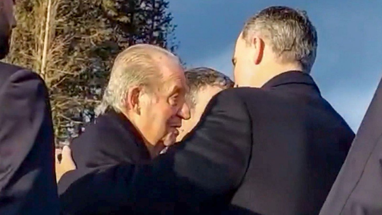 El afectuoso reencuentro de Felipe VI y el rey emérito durante el entierro de Constantino de Grecia