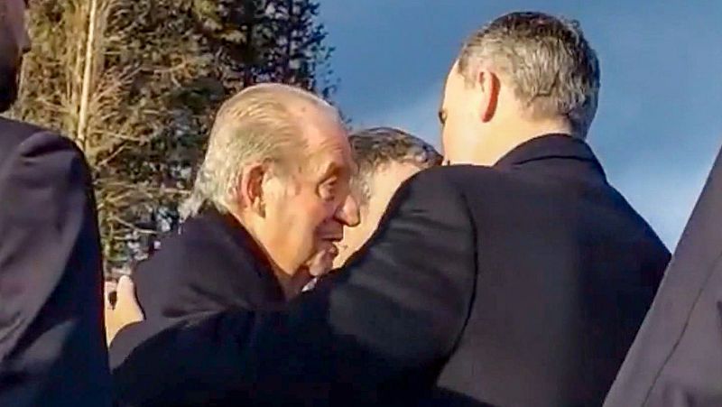 El afectuoso reencuentro de Felipe VI y el rey emérito durante el entierro de Constantino de Grecia