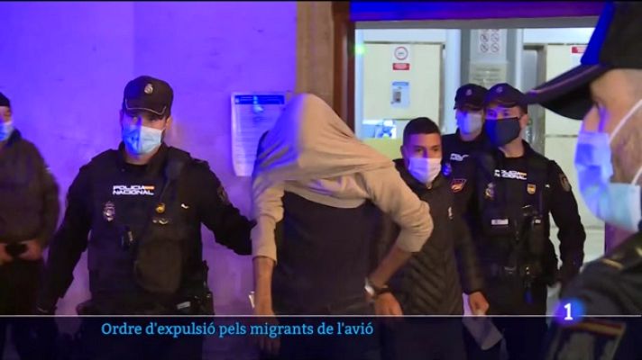 Informatiu Balear - Ordre d'expulsió pels migrants de l'avió