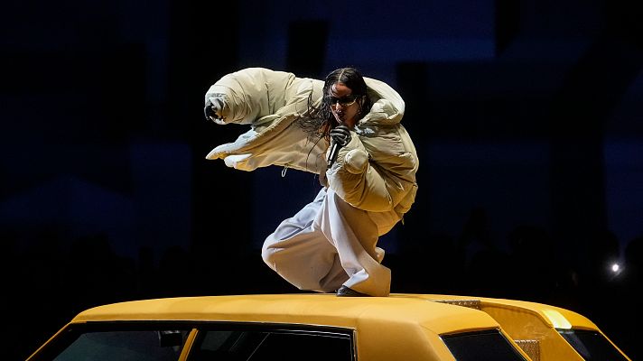 Telediario 1 - Rosalía, artista invitada en la presentación de la nueva colección de Louis Vuitton