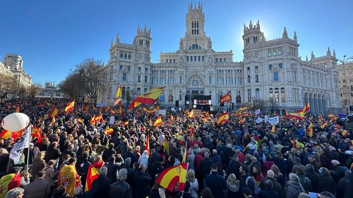 Informativo 24h - Una multitudinaria concentración en Cibeles protesta contra el Gobierno de Sánchez
