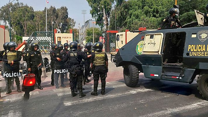 Telediario Fin de Semana - La policía desaloja los manifestantes acampados en la Universidad de San Marcos de Lima