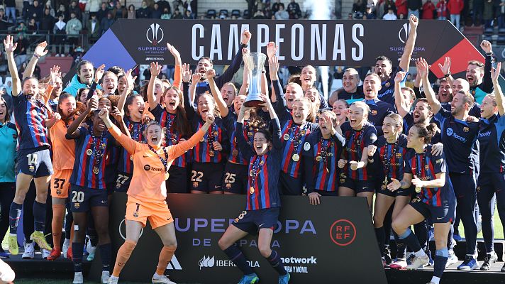 Fútbol - El Barcelona levanta el título de Supercampeonas de España