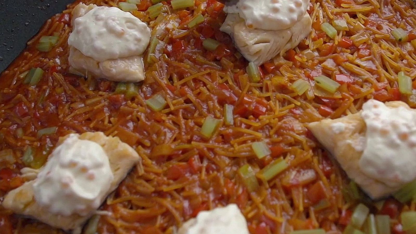 Receta de fideuá de trucha y borrajas de Aizpea Oihaneder - El señor de los bosques | Ver