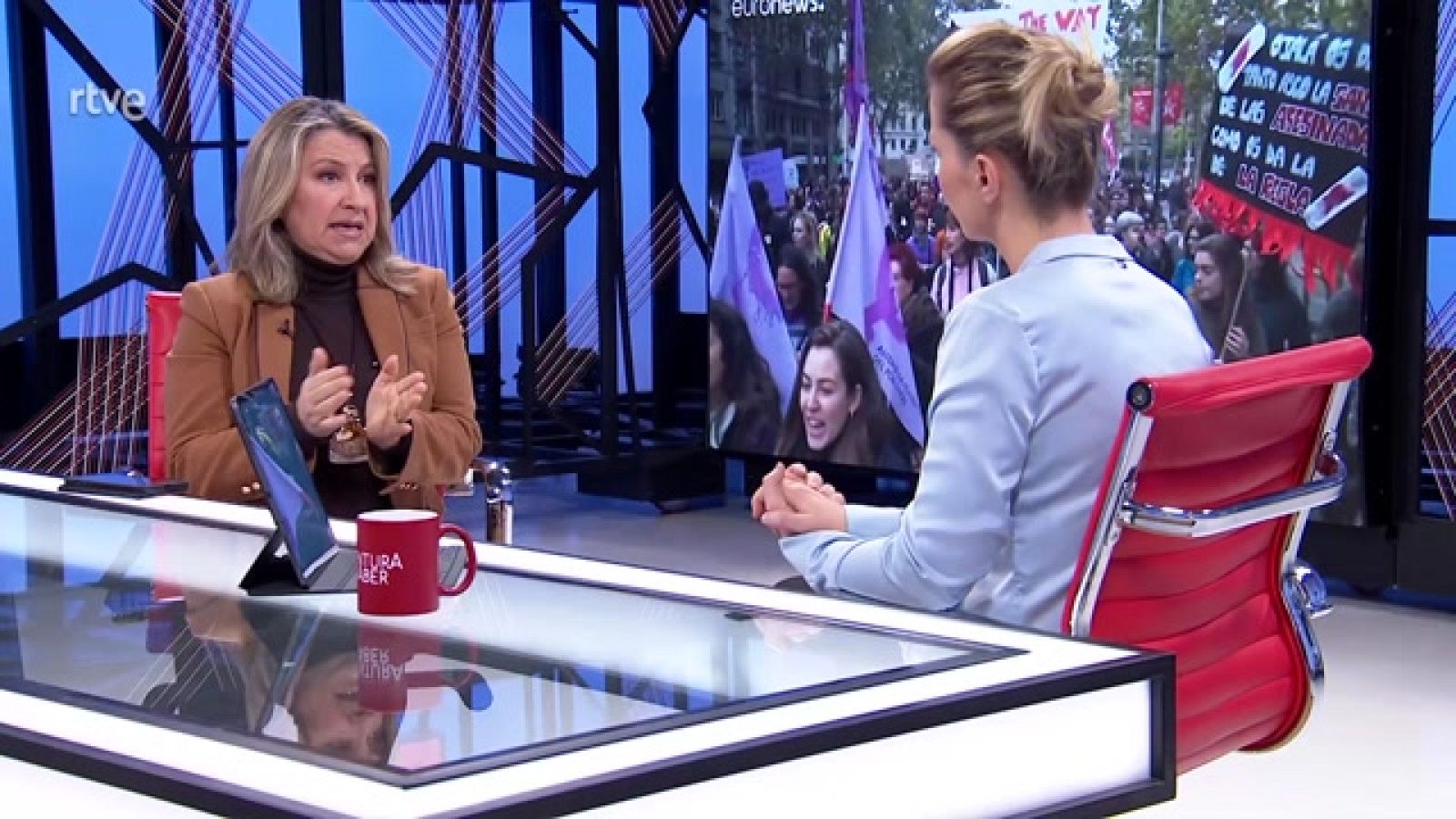 La Aventura del saber Mara Peterssen entrevista a Yolanda Besteiro, presidenta de la Fundación de Mujeres Progresistas. Analizan las causas del terrible aumento de las muertes por violencia de género, por qué fallan las medidas de protección a las ví